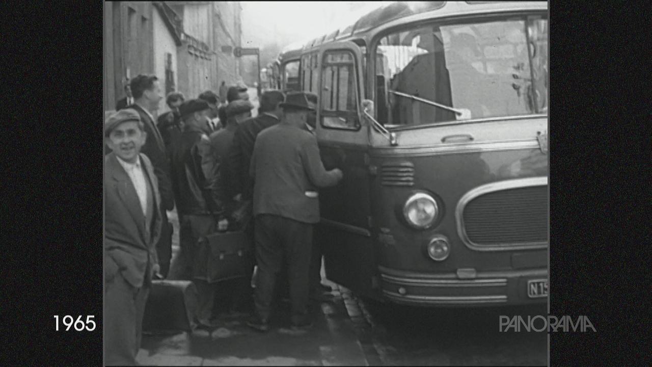 Auf dem Schwarz-weiss-Bild von 1965 sind Männer zu sehen die in Busse einsteigen möchten.