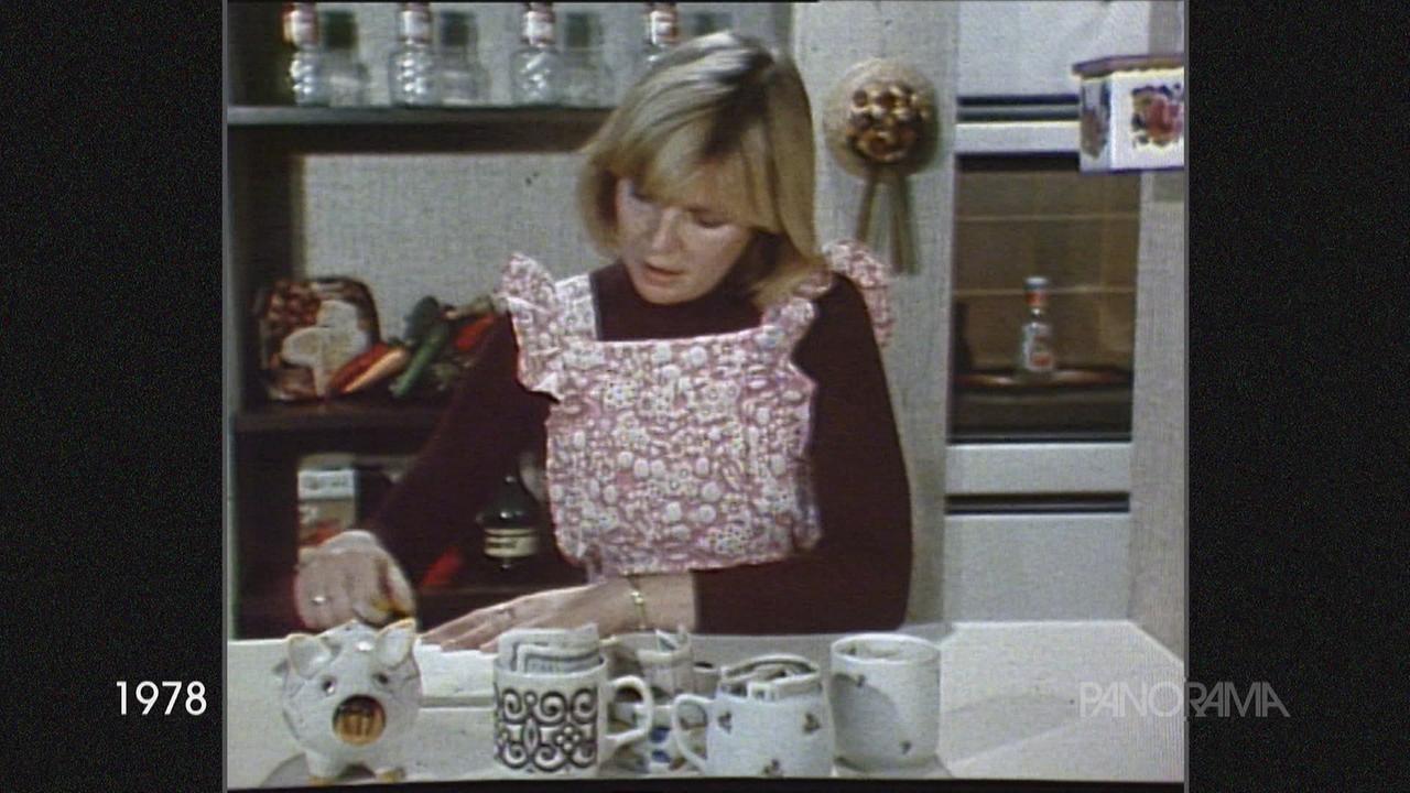 Am Bild aus dem Jahr 1978 ist eine Frau mit Schürze in der Küche zu sehen.