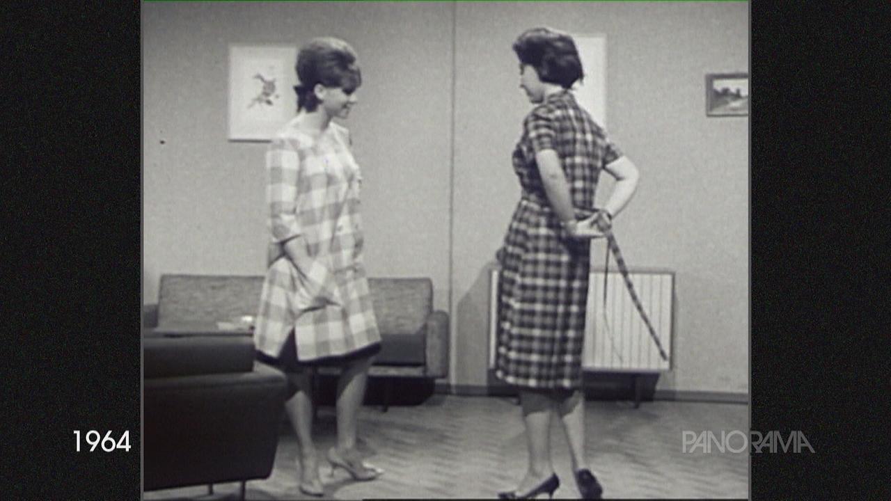 Das Bild ist aus dem Jahr 1964 und zwei Damen mit ihrer Hauskleidung bzw Schürze.