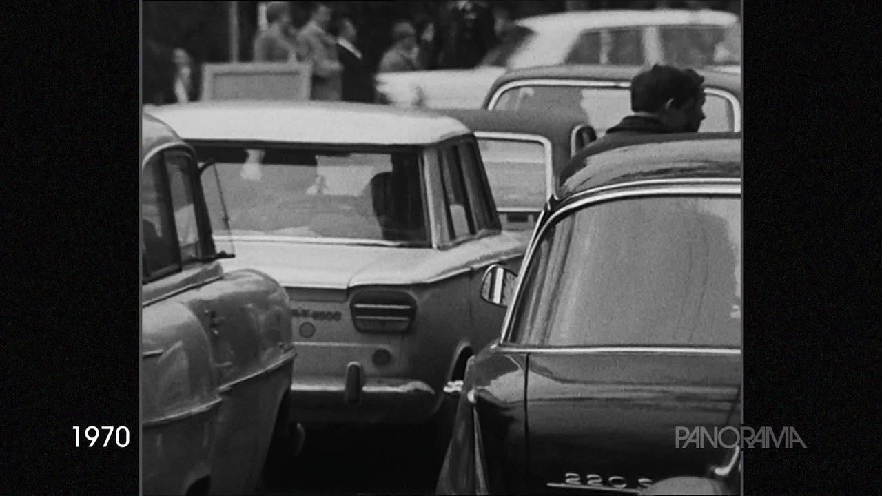 Auf dem Schwarz-weiß-Bild aus dem Jahr 1970 ist eine Autokolonne zu sehen.