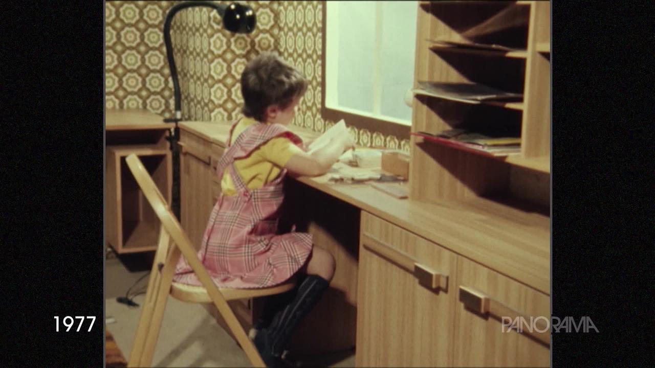 Am Bild aus dem Jahr 1977 ist ein kleines Mädchen, das beim Schreibtisch sitzt und liest.