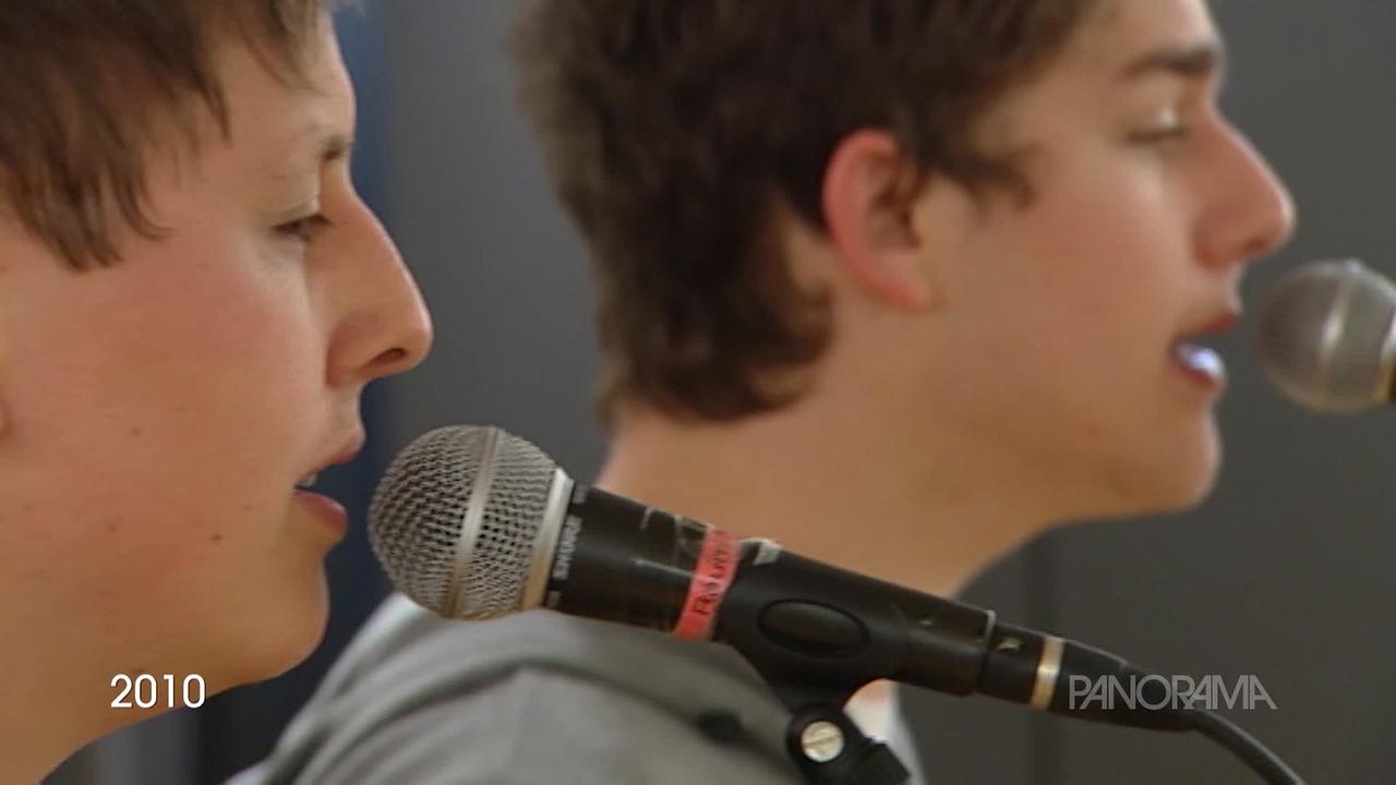 Am Bild aus dem Jahr 2010 sind zwei Jugendliche, die in Mikrophone singen.