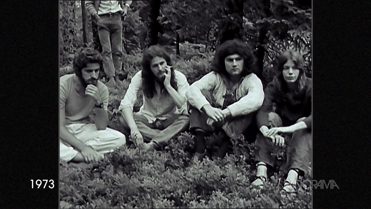 Auf dem Schwarz-Weiss-Bild aus dem Jahr 1973 sitzen einige junge Leute in der Natur am Boden. 