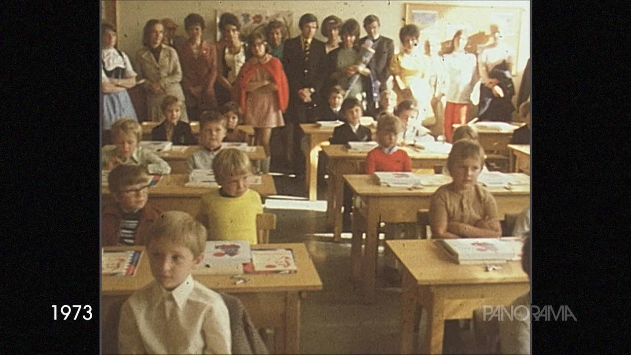© ORF Am Bild aus dem Jahr 1973 sieht man eine Volkschulklasse am ersten Schultag. Die Eltern stehen im Hintergrund. Eine Mutter hält eine Schultüte in der Hand.