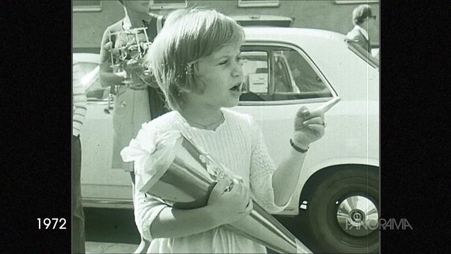 Am Bild aus dem Jahr 1972 ist ein Mädchen mit kurzen Haaren, die eine Schultüte trägt.