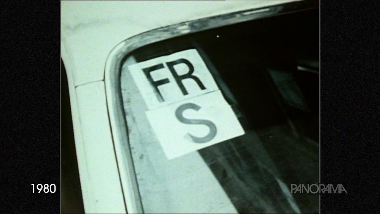 © ORF Am Bild aus dem Jahr 1980 Aufkleber auf einem Auto zu sehen. Es sind die Buchstaben für FR und S. Man hat damit die autofreien Tage markiert, an denen man das Auto nicht benützen wollte.