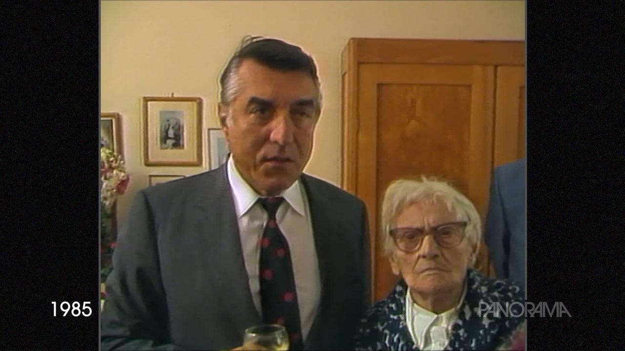 © ORF Am Bild aus dem Jahr 1985 ist der ehemalige Bürgermeister Helmut Zilk mit einer 105 jährigen Dame zu sehen. Er besucht sie zu Hause zu ihrem Geburtstag.