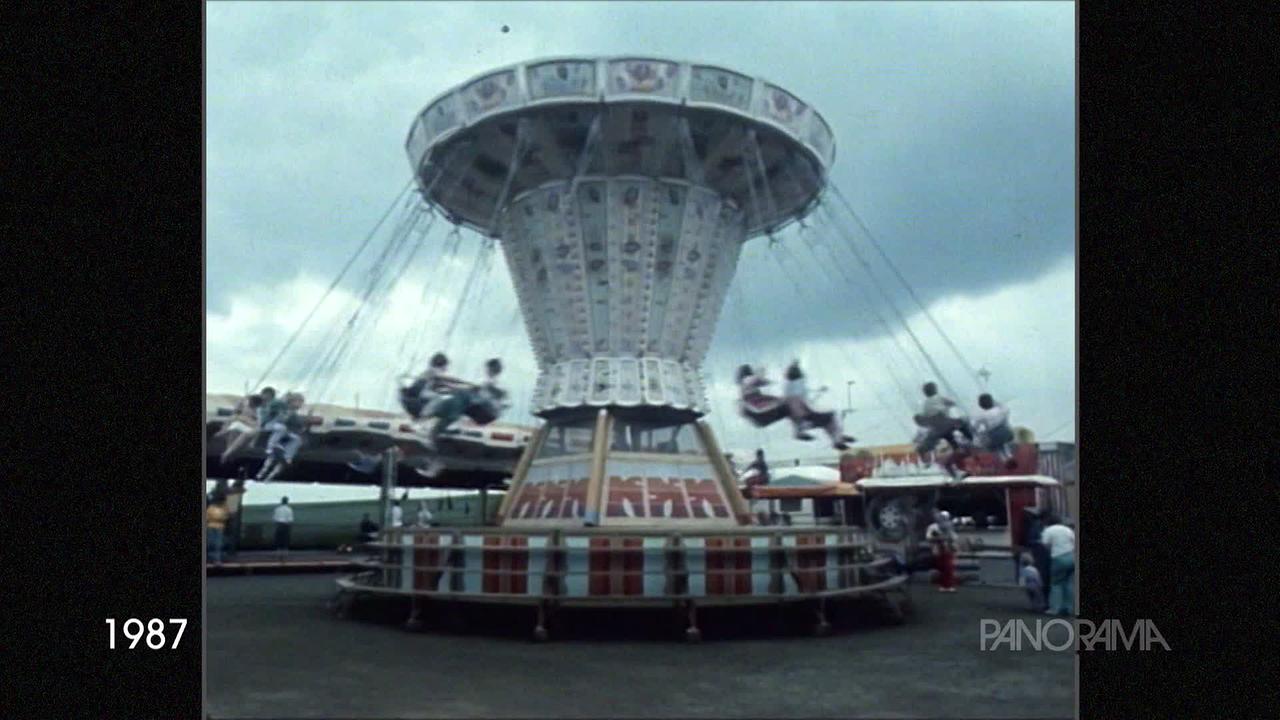 © ORF Am Bild aus dem Jahr 1987 ist ein Kettenkarussel mit Kindern, die gerade in ihren Sitzen gedreht werden.
