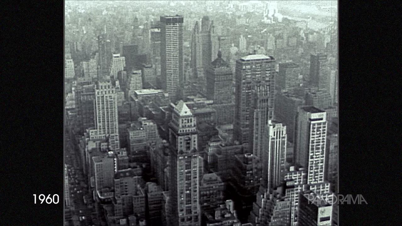 Am Schwarz-Weiß-Bild aus dem Jahr 1960 ist  das mit Wolkenkratzern dicht besiedelte Manhatten von oben zu sehen. 