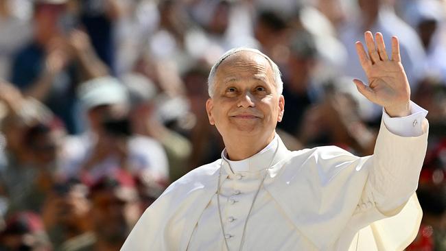 Papst Leo XIV. begrüßt die Menge während der wöchentlichen Generalaudienz auf dem Petersplatz im Vatikan am 25. Juni 2025.