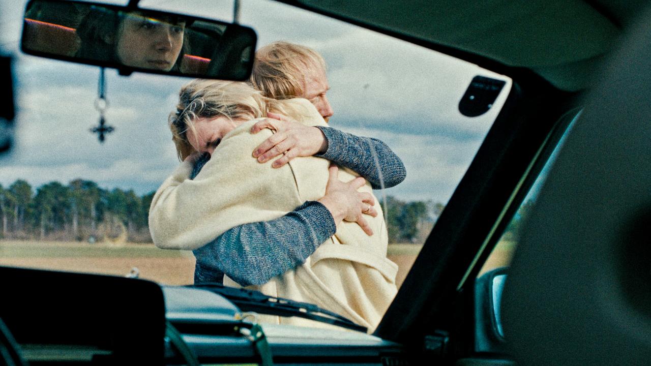 © ORF/Stadtkino Filmverleih/Golden Girls Film Julia im Auto beobachtet wie sich Perla und Josef draußen vor dem Auto umarmen.