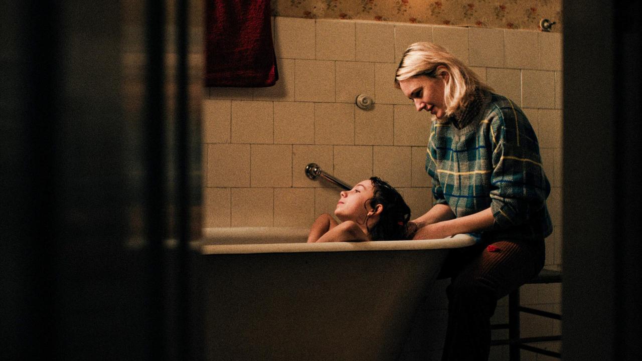 © ORF/Stadtkino Filmverleih/Golden Girls Film Perla sitzt am Badewannenrand und wäscht Julia in der Wanne die Haare.