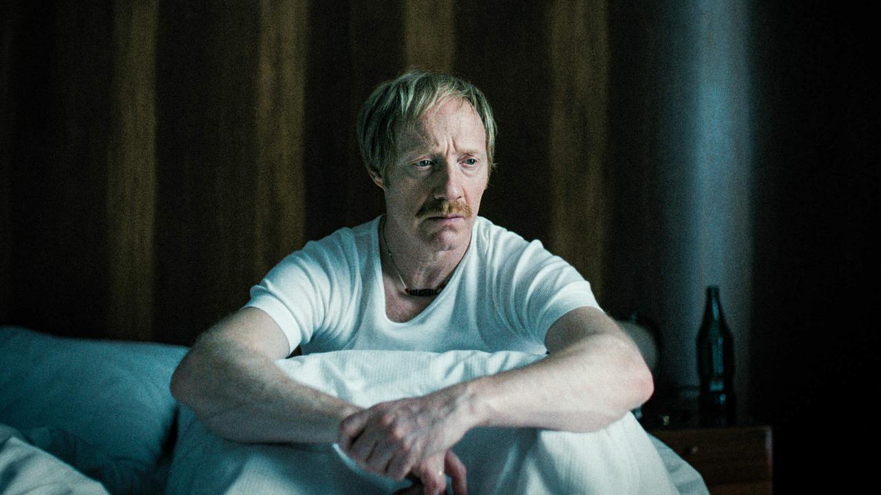 © ORF/Stadtkino Filmverleih/Golden Girls Film Josef sitzt nachdenklich im Bett.