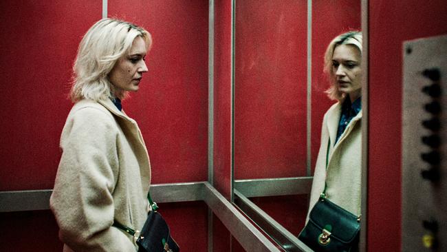 © ORF/Stadtkino Filmverleih/Golden Girls Film Perla steht ernst in einem rot verkleideten Aufzug vor einem Spiegel und schaut zu Boden.