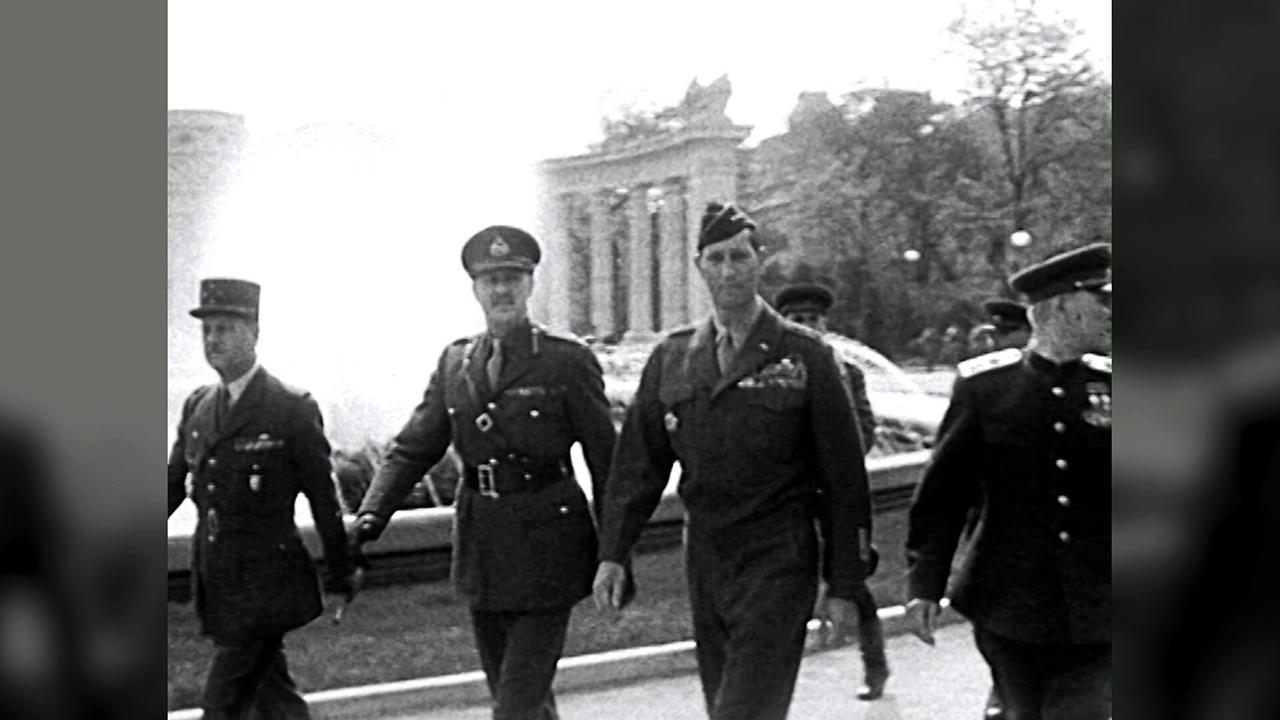© ORF/ORF- Archiv "Plötzlich International – Österreich und die Alliierten": Soldaten der alliierten Besatzungsmächte am Schwarzenbergplatz