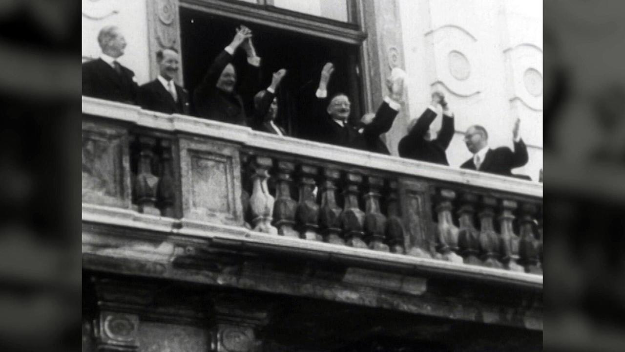 "Plötzlich International – Österreich und die Alliierten": „Österreich ist frei“ verkündete Leopold Figl am 15. Mai 1955 vom Balkon des Belvedere.