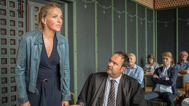 Im Bild: Nora (Tanja Wedhorn) und ihr Anwalt (Tom Keune) erleben vor Gericht eine böse Überraschung.