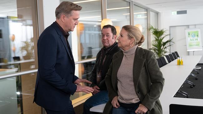 Im Bild: Verla Lanz (Katharina Böhm, r.) und Paul Böhmer (Jürgen Tonkel, M.) wollen Unternehmensberater Urs Miller (Patrick von Blume, l.) aus der Reserve locken. Wo war er zur Tatzeit?
