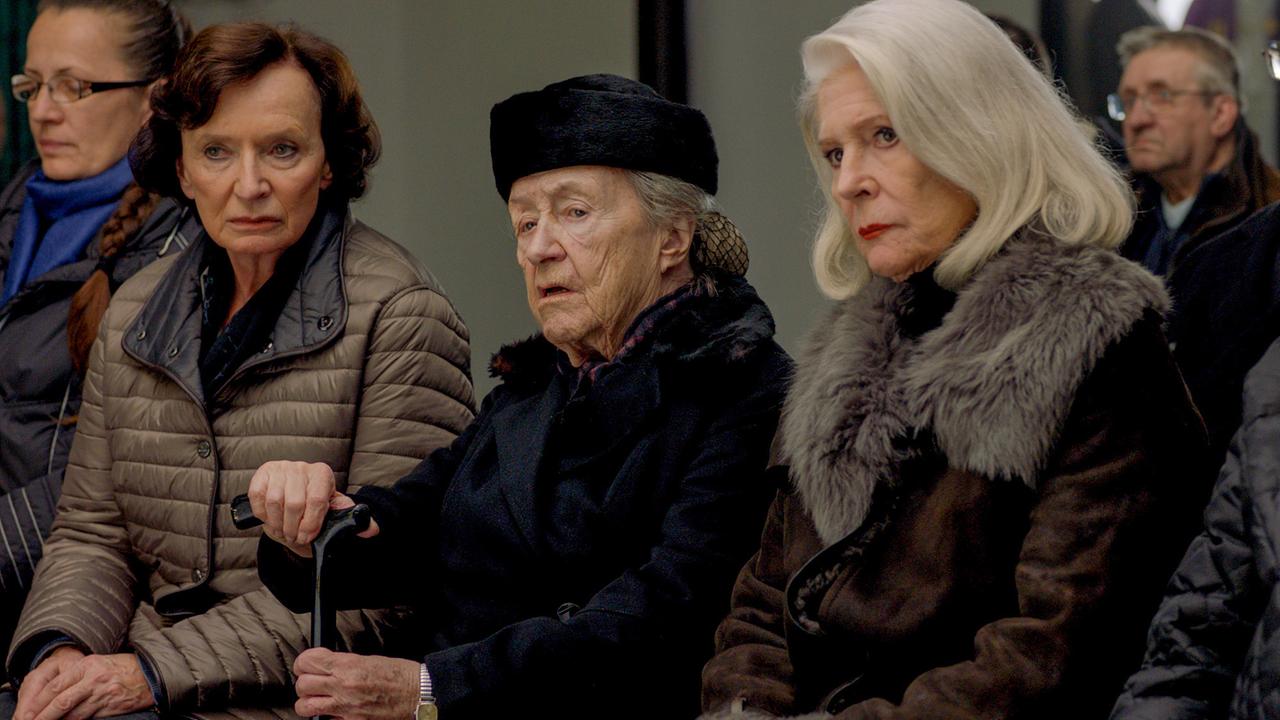 "Die Professorin - Tatort Ölfeld": Barbara Petritsch (Heidrun Winkler), Maria Urban (Irmgrad Kramer), Christiane Hörbiger (Adelgunde "Gundi" Kramer)