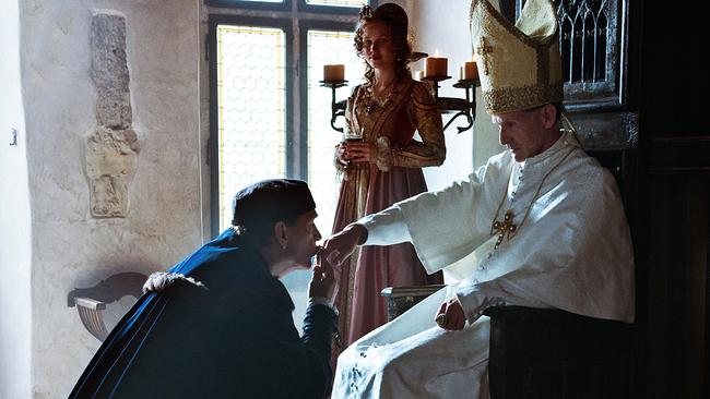 Im Bild: Papst Alexander VI (Ulrich Matthes, re.) empfängt den Kaufmann Jakob Fugger (Herbert Knaup).