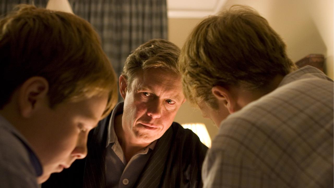 Im Bild: Prinz Charles (Alex Jennings, mi.) erzählt seinen Söhnen von dem Tod ihrer Mutter.