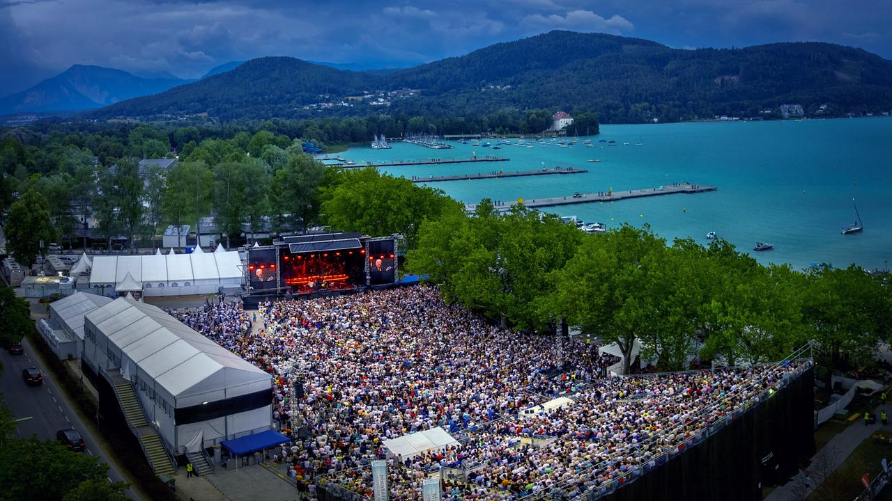 "Rainhard Fendrich – Wimpernschlag": Rainhard Fendrich feiert sein 45-jähriges Bühnenjubiläum mit einem spektakulären Open-Air-Konzert in der Ostbucht des Wörthersees in Kärnten.