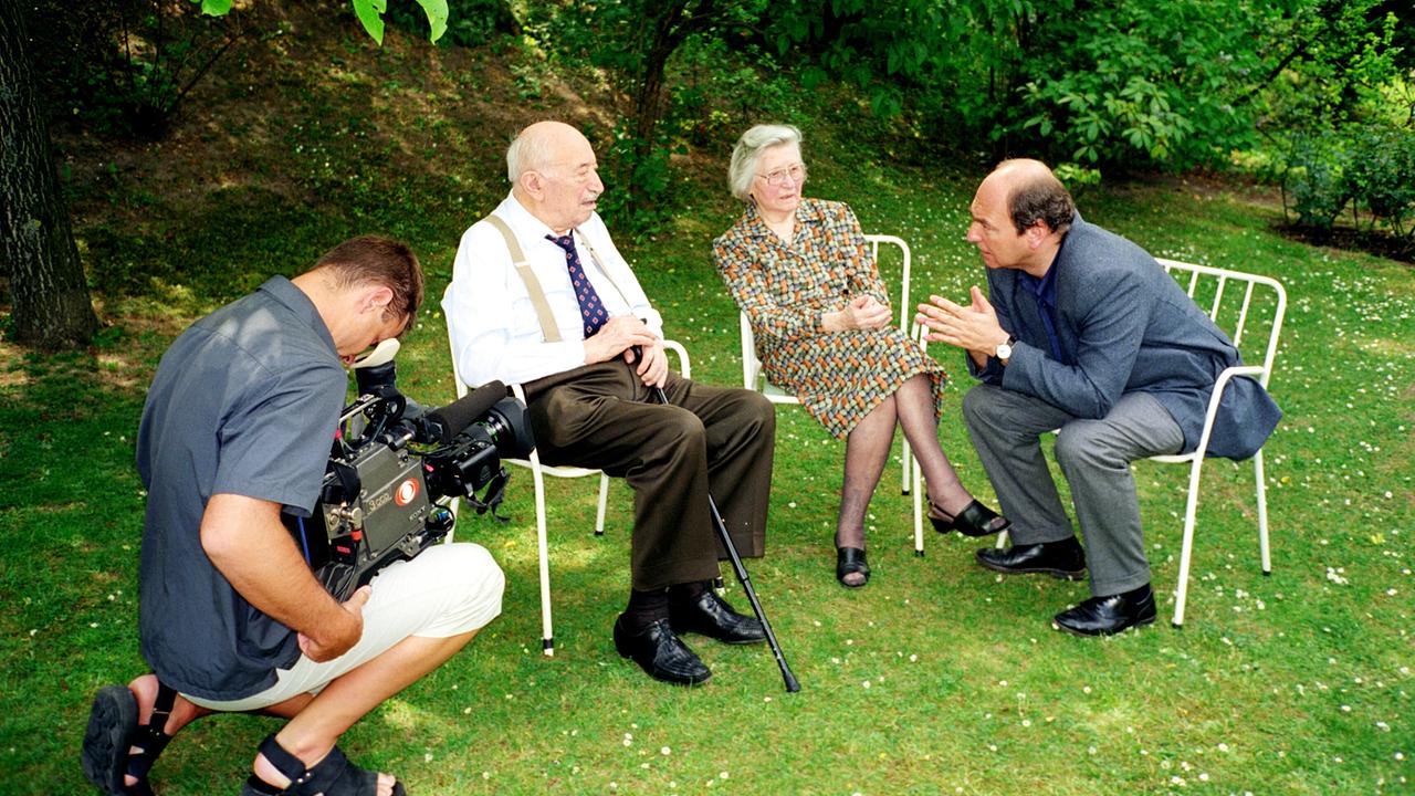 © ORF Recht nicht Rache. Der Zeitzeuge Simon Wiesenthal: Werner Veits (Kamera), Simon Wiesenthal (1908-2005), Cyla Wiesenthal (1908-2003), Andreas Novak, Archivbild 2000