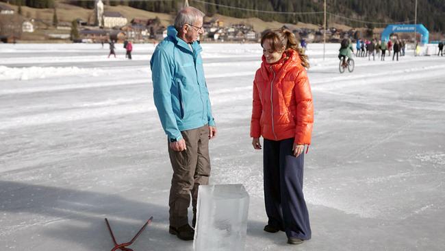 Reisezeit - Österreich: Sasa trifft am Weissensee Norbert Jank. Als Eismeister überprüft er, ob alles sicher und das Eis dick genug für Eisläufer ist.