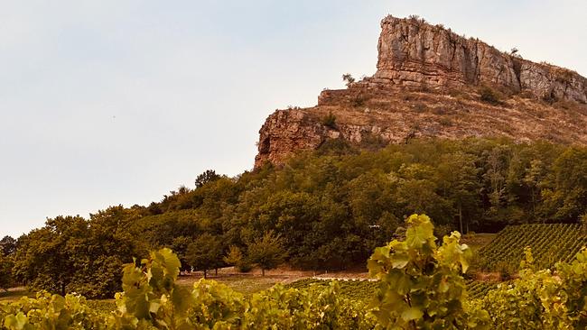 La Roche de Solutré, der 495 m hohe Felsen von Solutré liegt im Herzen eines als Grand Site de France anerkannten Naturschutzgebiets, das aus den Gemeinden Solutré, Pouilly und Vergisson besteht