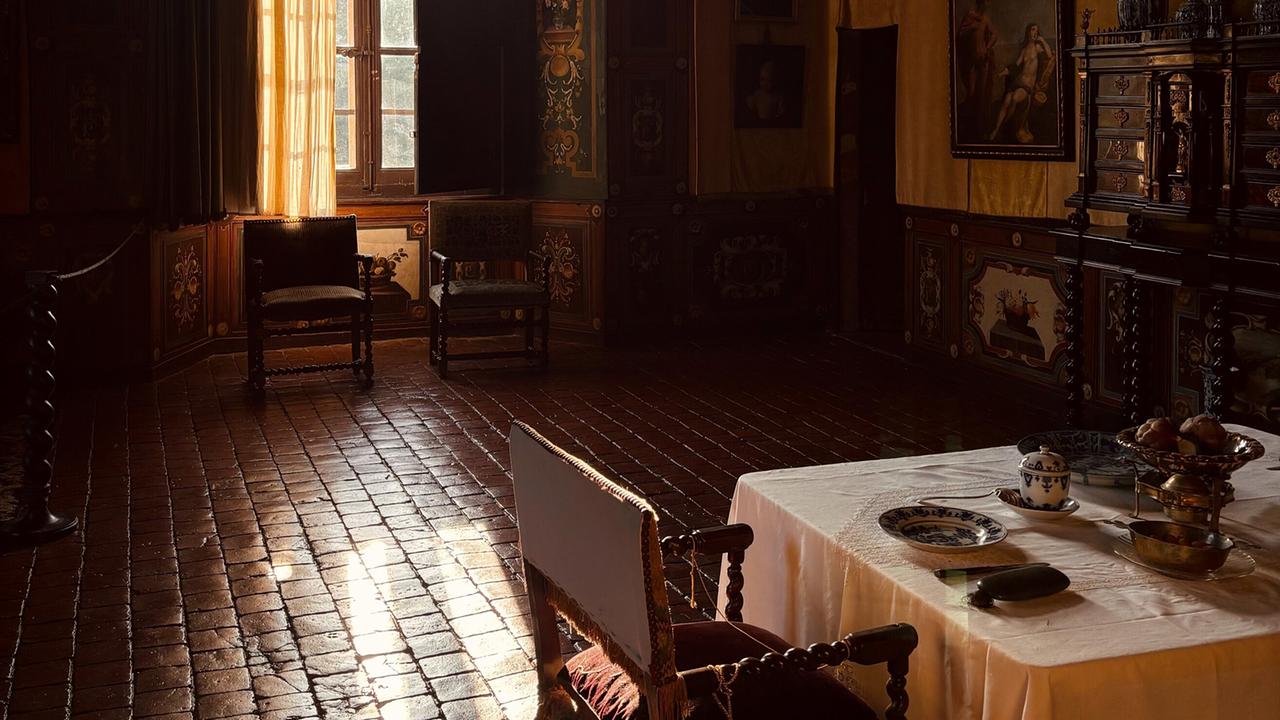 Ein Schlafzimmer im Schloss Châteaus de Cormatin. Das im Renaissance-Stil erbaute Schloss besticht durch seine architektonische Schönheit