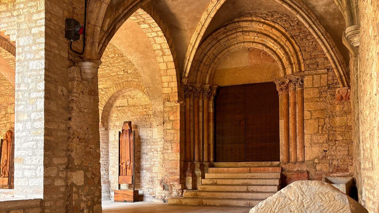 Das Benediktinerabtei Tournus ist ein ehemaliges Benediktinerkloster in der burgundischen Stadt Tournus in Frankreich