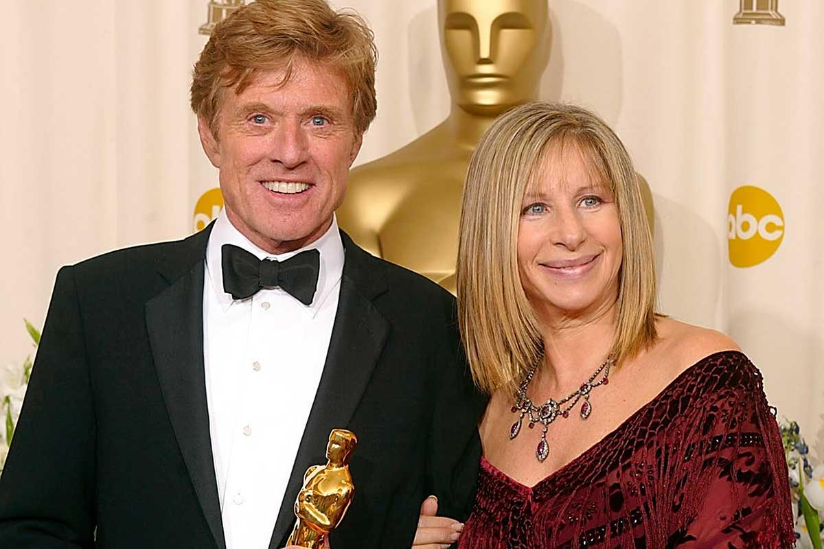 Im Bild: 30 Jahre später - Robert Redford posiert mit Barbra Streisand, die ihm seinen Ehrenoscar überreicht, bei der 74. Oscarverleihung am 24. März 2002 in Hollywood. 