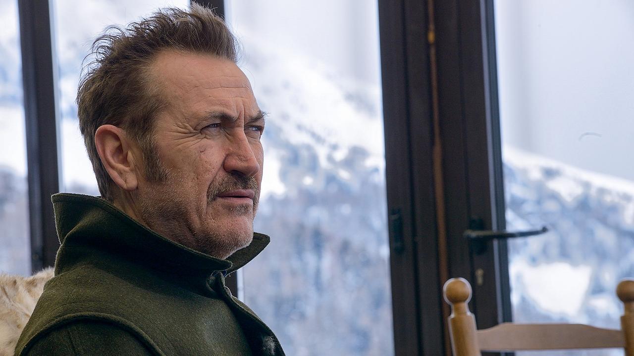© ORF/Beta Film/Daniele Cherenti Im Bild: Rocco (Marco Giallini) im luxuriösen Chalet der Witwe des Ermordeten.