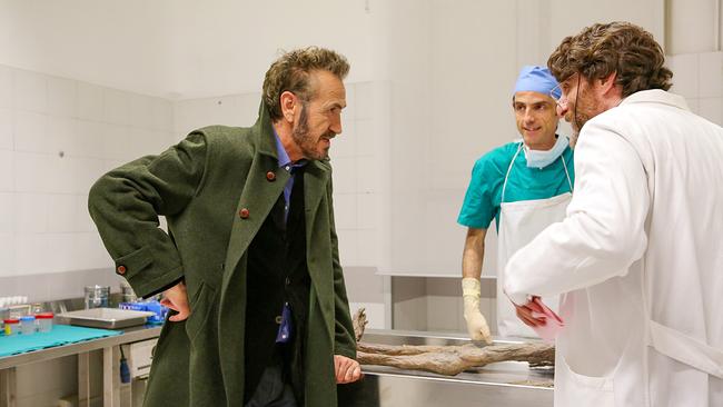 © ORF/Beta Film/Daniele Cherenti Im Bild: Rocco Schiavone (Mario Gialllini, li) und sein guter Freund, der Gerichtsmediziner Alberto Fumagalli (Massimo Reale, re.), bei der Arbeit in der Autopsie.