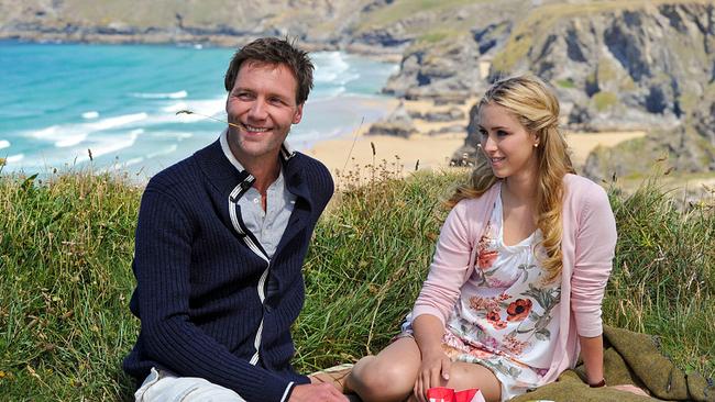 Eve und George genießen die herrliche Aussicht und ihr Beisammensein sehr. 