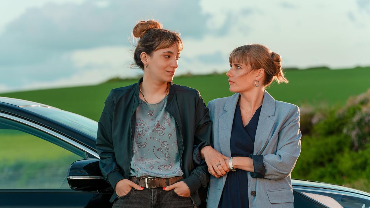 © ORF/ZDF/Steve Tanner Joanna Rashford hat ein lukratives Angebot bekommen und sucht Rat bei ihrer Freundin Sammy.