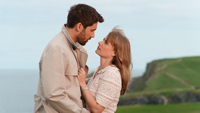 Joanna und Bill kommen sich näher.