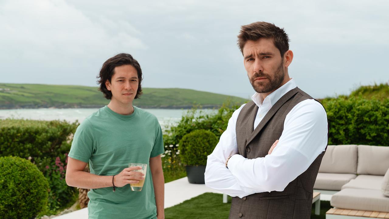 © ORF/ZDF/Steve Tanner Bill fühlt sich seit dem frühen Unfalltod ihrer Eltern für seinen jüngeren Bruder Daniel Reynolds verantwortlich.