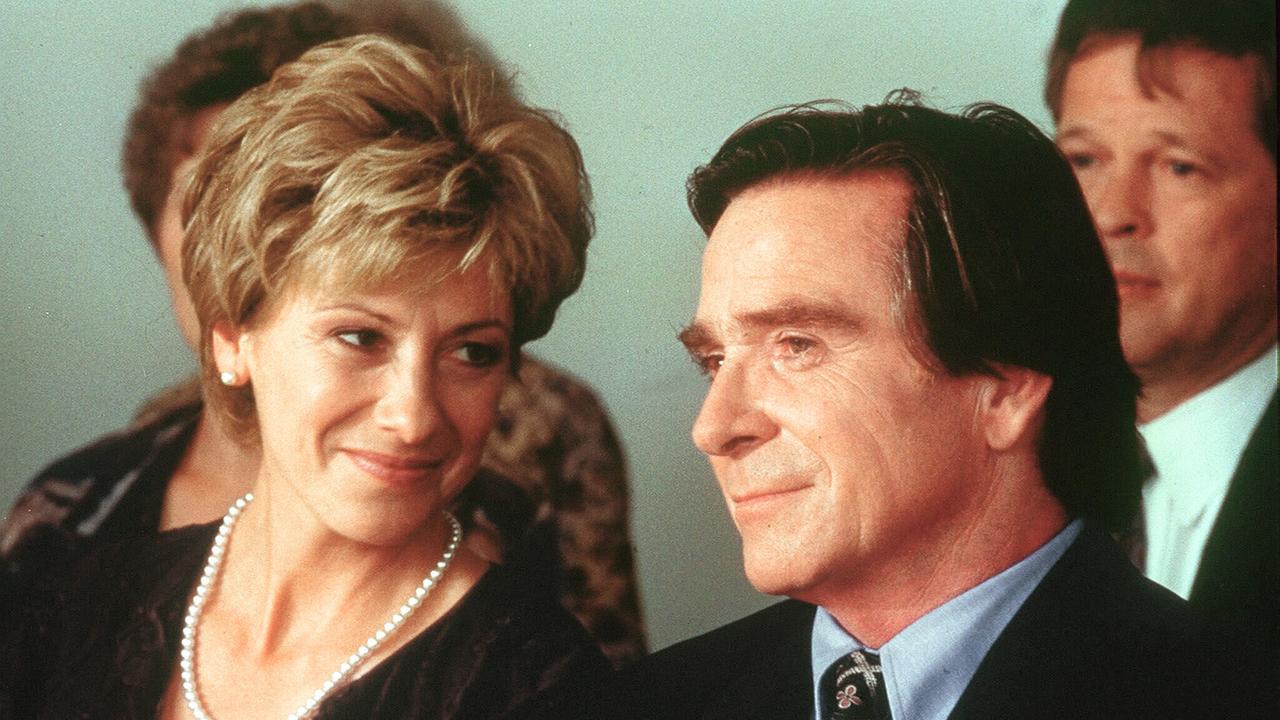 Olivi Silhavy als Gwen und Elmar Wepper als Charles - festlich gekleidet sitzen sie im Publikum, beide lächeln