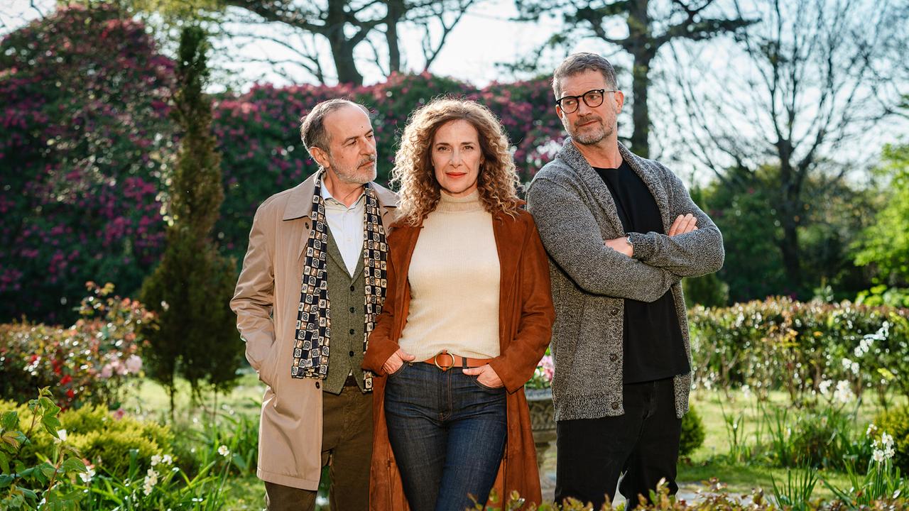 Kate steht zwischen zwei unterschiedlichen Männern: Ihrem Mann Andrew, dem erfolgreichen Meeresbiologen, und Yamen, dem Philosophieprofessor.