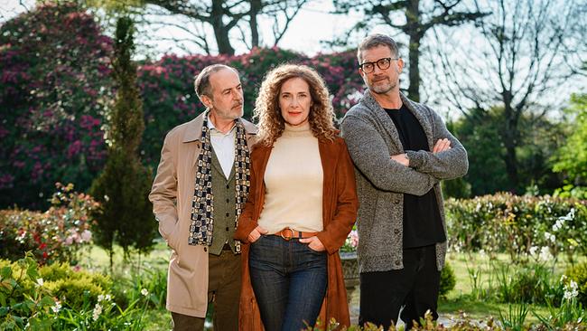 Kate steht zwischen zwei unterschiedlichen Männern: Ihrem Mann Andrew, dem erfolgreichen Meeresbiologen, und Yamen, dem Philosophieprofessor.