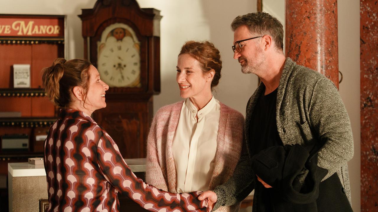 Hotelbesitzerin Rita Cumberwell begrüßt Kate Evens und Andrew Evans, die ihren 20. Hochzeitstag in Cornwall feiern wollen.