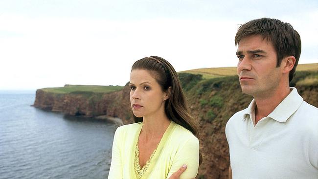 © ORF/ZDF/Jon Ailes Die Liebe zwischen Lilly Brown und John Fox wird durch eine Intrige auf eine harte Probe gestellt.