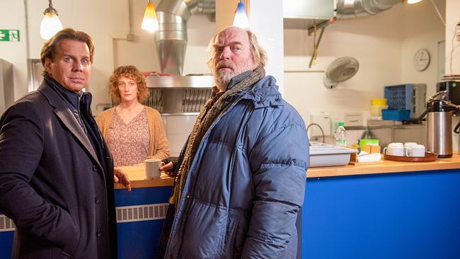 Im Bild: Im Obdachlosen-Café trifft Caspar Bergmann (Thomas Heinze, l.) auf zwei gute Bekannte des Opfers, Verena Horsch (Wiebke Puls, M.) und Duschke (Ferdinand Dörfler, r.).