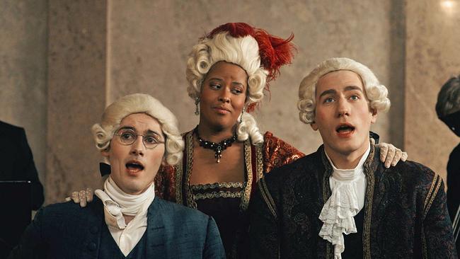 2 Opernsänger und eine Opernsängerin in historischen Kostümen