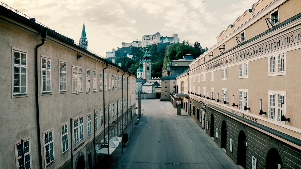 "Salzburg. Eine Kunstgeschichte.": Brauchen wir gerade jetzt die Kunst, um die Krise zu meistern und wird die Krise Einfluss auf die Kunst nehmen - für eine Stadt wie Salzburg, die sich ganz der Kunst verschrieben hat, wird die Zukunft wohl eine andere sein.