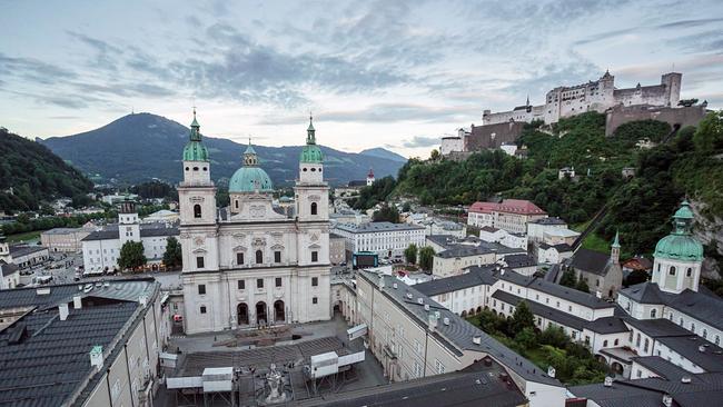Salzburger Festspielmagazin 2025 - Folge 2: Stadtansicht Salzburg mit Dom und Bühne