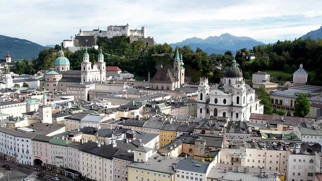 © ORF Eine Panoramaaufnahme zeigt die Salzburger Altstadt mit ihren Kirchen, der Festung Hohensalzburg und den Bergen im Hintergrund.