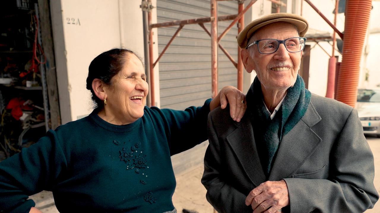 Sardinien - Insel der Hundertjährigen: Beim Spaziergang trifft der 100-jährige Giuseppino viele Bekannte.