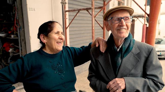 Sardinien - Insel der Hundertjährigen: Beim Spaziergang trifft der 100-jährige Giuseppino viele Bekannte.